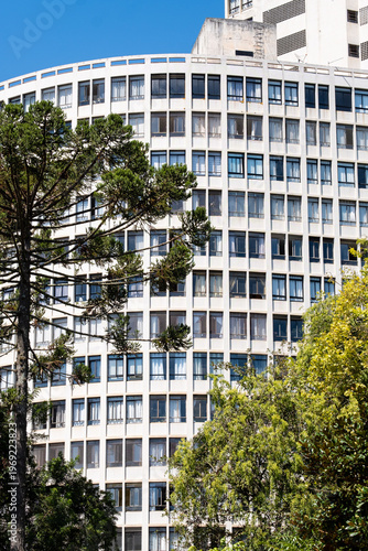 Bild auf Leinwand Curitiba, Brasil - Fachada de edificio con el cielo azul de fondo