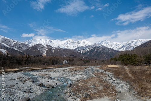 冠雪の北アルプスと清流　長野県白馬村