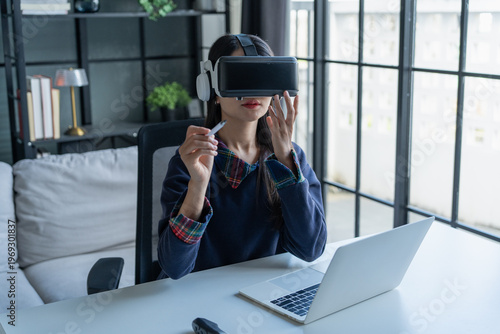 Canvastavla Beautiful Asian woman using vr technology on working