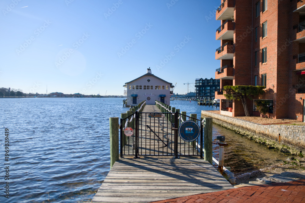 Obraz premium Sunny waterfront pier with apartments and water in Norfolk Virginia