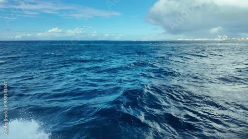 那覇・泊港を出港する高速船からの風景 渡嘉敷島へ向かう船旅と夏の巨大な積乱雲 