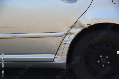 銀色の乗用車のボディに付いた傷のアップ