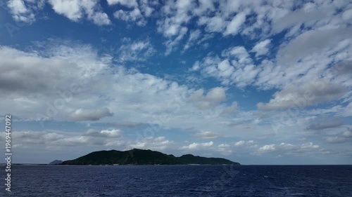 渡嘉敷港を出港したフェリーからの景色 遠ざかる慶良間諸島の島影 動画素材 4K