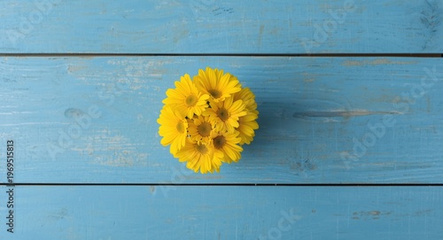 Yellow daisy bouquet in a l...