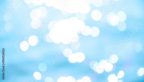 Helle, funkelnde Bokeh-Lichter tanzen auf der Oberfläche von klarem, hellblauem Wasser und schaffen eine friedliche, abstrakte Sommerstimmung.