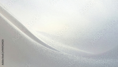 Abstrakte weiße Schneetextur mit weichen, fließenden Kurven und eleganten Lichteffekten, die eine ruhige und saubere Winterästhetik schafft.