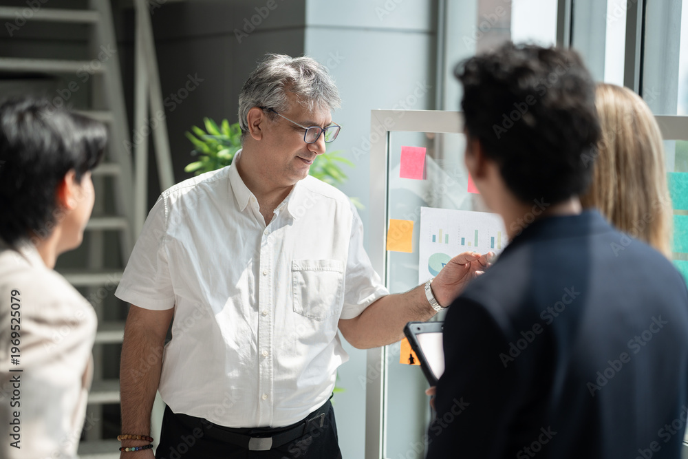 Obraz premium Caucasian businessman giving flipchart presentation in the office