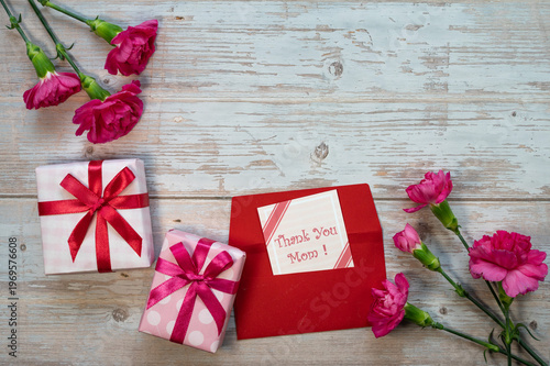 木目背景のカーネーション