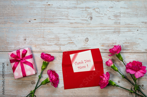 木目背景のカーネーション