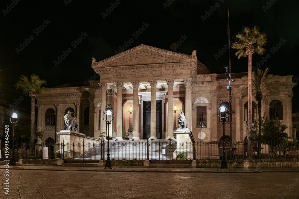 Obraz premium Theater Massimo in Palermo at night