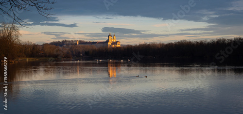 
Abend an der Donau in der Wachau mit Kloster Melk