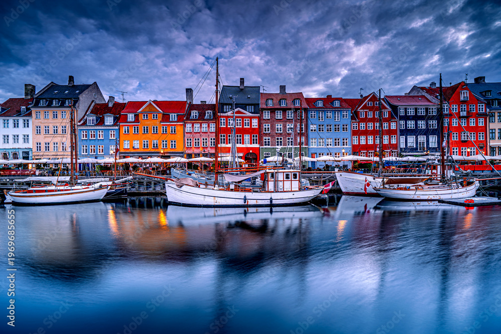 Obraz premium Colorful buildings of Nyhavn in Copenhagen at dawn with boats, Denmark