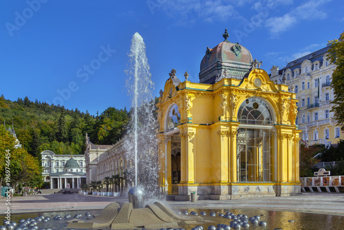 Foto Main Spa Colonnade and Singing Fountain in Marianske Lazne, Czech Republic