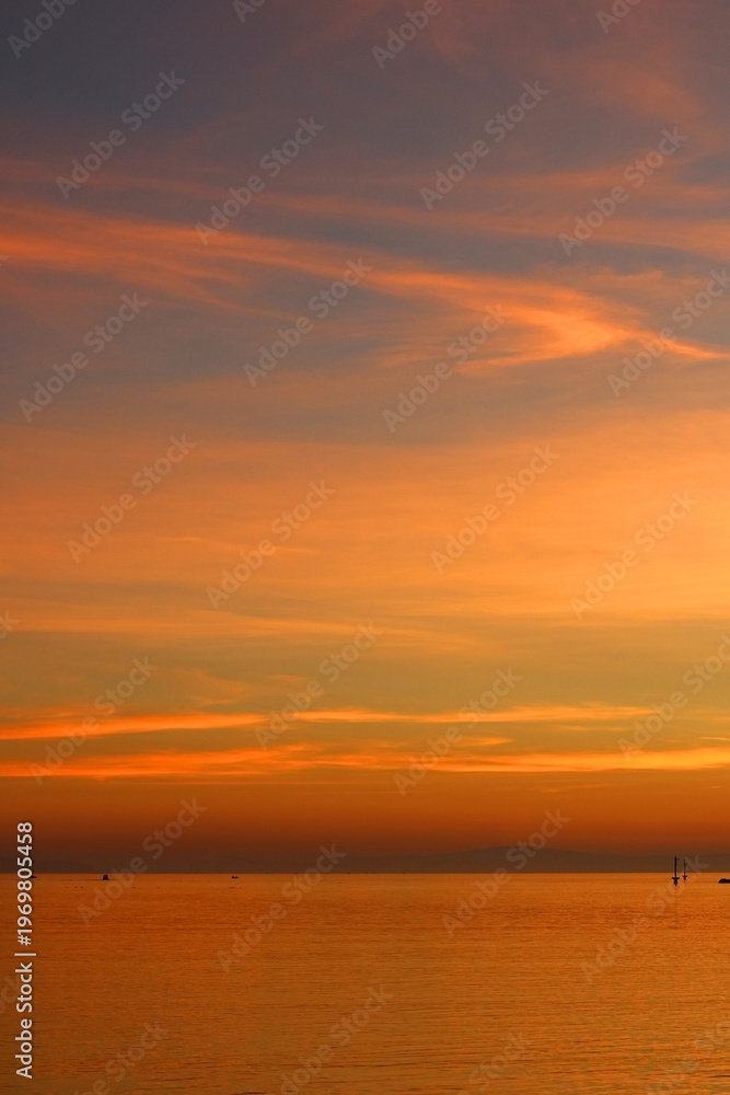 Obraz premium Colorful sunset or sunrise sky over the sea.