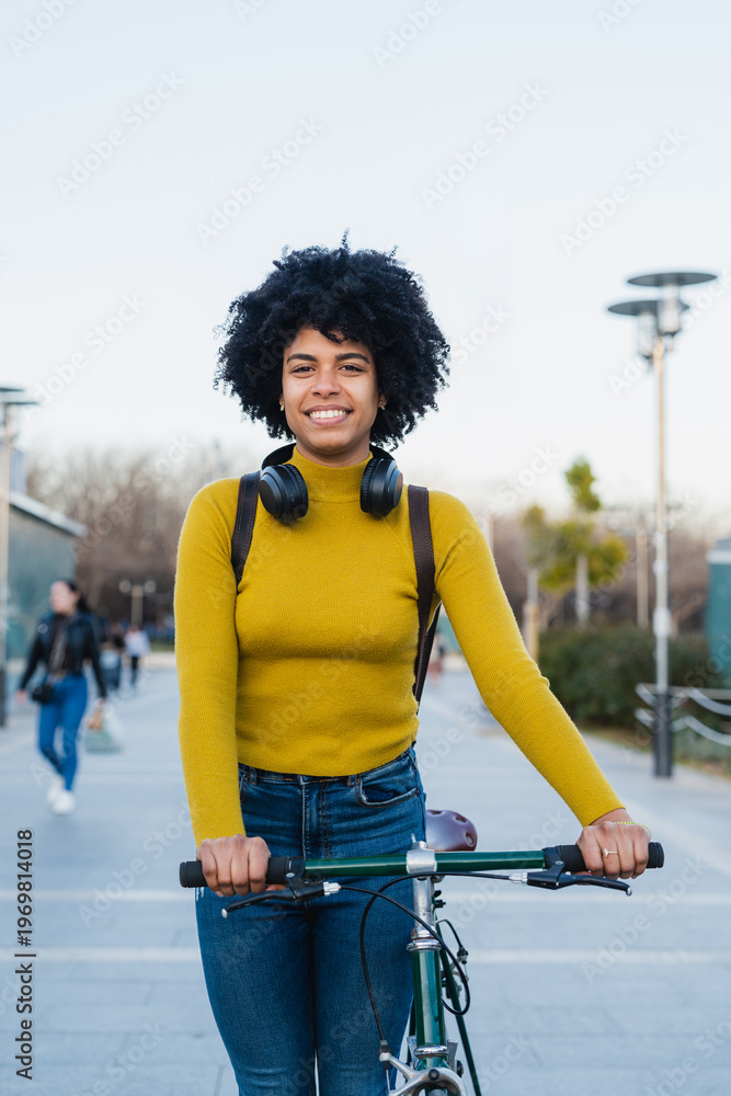 Obraz premium Young woman smiling holding urban city bike