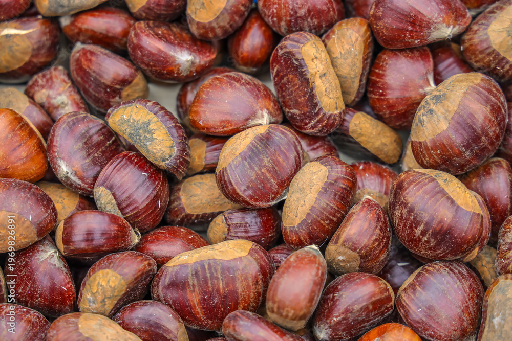 Obraz premium Fresh chestnuts in the farmer's market place, Stuttgart, Germany.