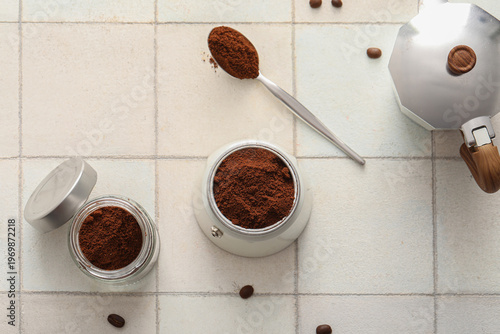 Geyser coffee maker with po...