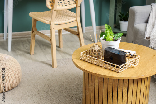 Tray with air humidifier an...