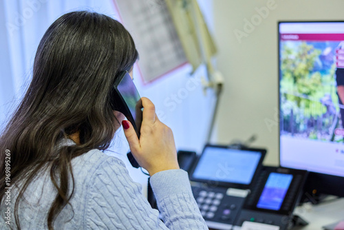 Photography Mitarbeiterin am Telefon im Büro – Kundensupport und Service.