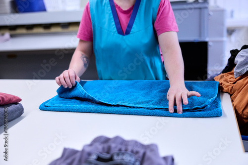 Präzises Zusammenlegen von Handtüchern in einer Großwäscherei