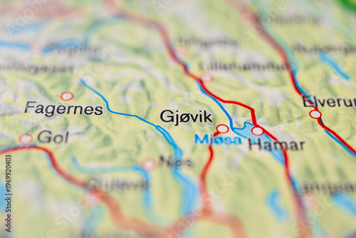 Foto Macro atlas view of Gjovik and Mjosa region Norway emphasizing regional connections and travel planning theme
