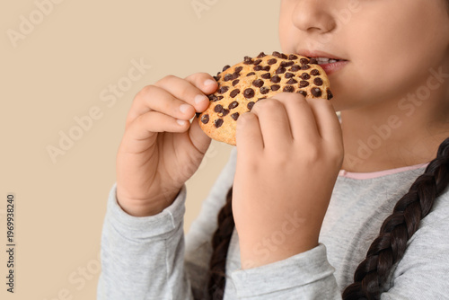 Little girl eating tasty co...