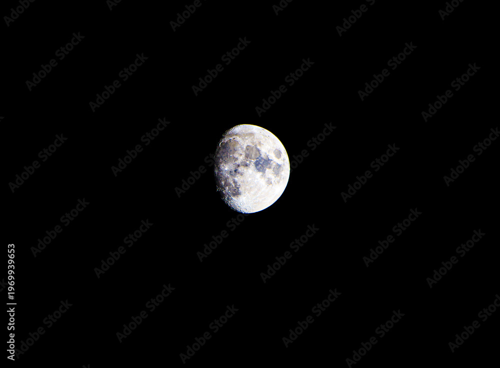 Obraz premium The moon and clouds create a beautiful light.