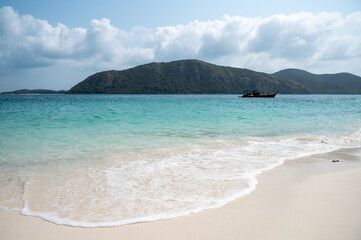 Fototapete Krankenhaus Tropischer Strand mit Boot und Palmen  © arnonphoto