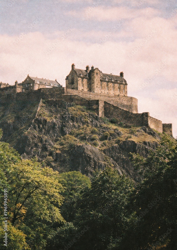 Obraz premium Historic castle atop rocky hill.