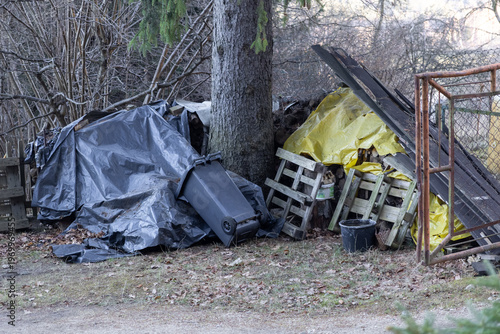 Foto Disorganized outdoor scene filled with various waste materials, like plastic tar
