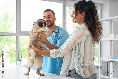 Male veterinarian with owne...