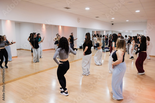 Tableau sur toile Dance class rehearsing choreography in a professional studio