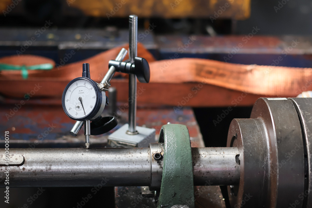 Φωτογραφία Mechanical engineer using dial indicator gauge to measure shaft runout and align