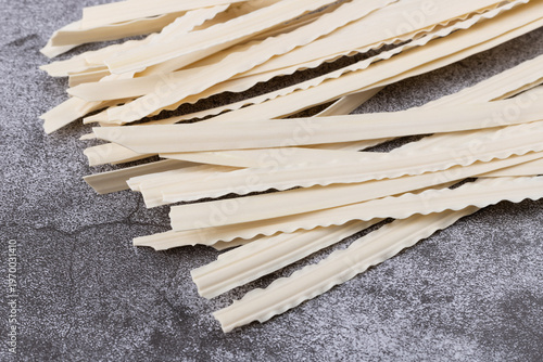 Obraz na plátně Noodles made by slicing with a knife