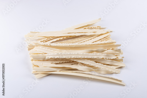 Noodles made by slicing with a knife