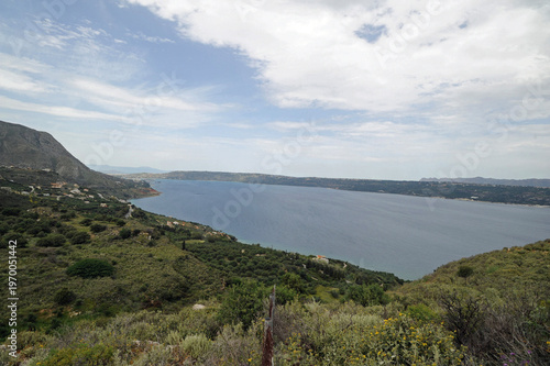 Canvas Print La rade vue depuis la porte principale de la cité antique d'Aptera à Souda près