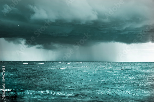 Sturmwolken über einem Ozean