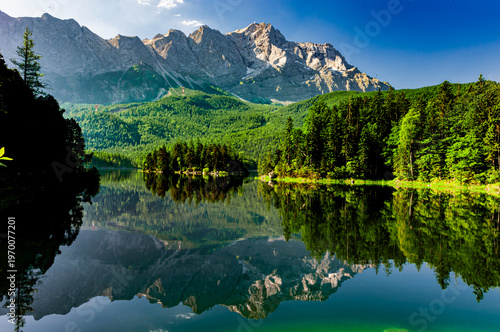 Wasserspiegelung in klaren Bergsee Eibsee in Bayern unterhalb der Zugspitze d...