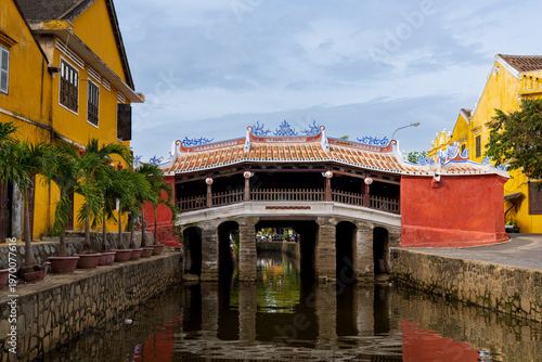 Tableau sur toile Tranquil Reflection of the Japanese Covered Bridge in Hoi An’s Ancient Town, Sur