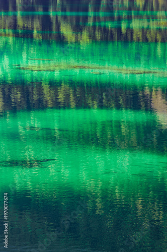 Wasserspiegelung in klaren Bergsee