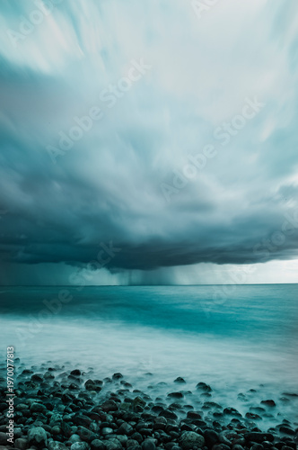 Sturmwolken über einem Ozean