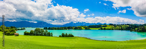 Panorama des Forggensees in Bayern bei Füssen mit Blick zu den Allgäuer alpen