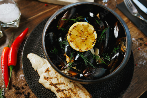 Fresh mussels with dill, lemon, and grilled bread