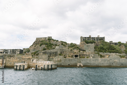 Plakat 長崎県の世界遺産、軍艦島（端島）の全景と青い海