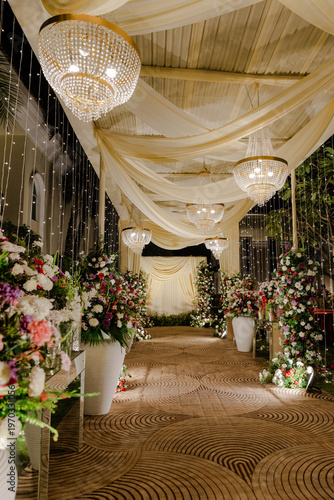 Φωτογραφία Elegant outdoor setting for a wedding or celebratory event, with crystal chandel
