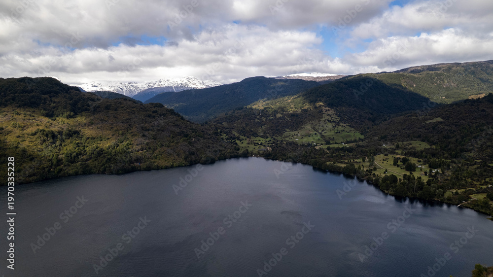 Obraz premium Aereal image of a lake on cloudy day