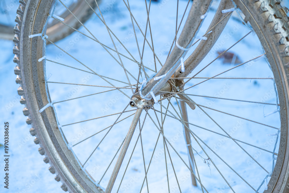 Obraz premium Close up of a frozen bicycle wheel covered in frost The Concept of Winter