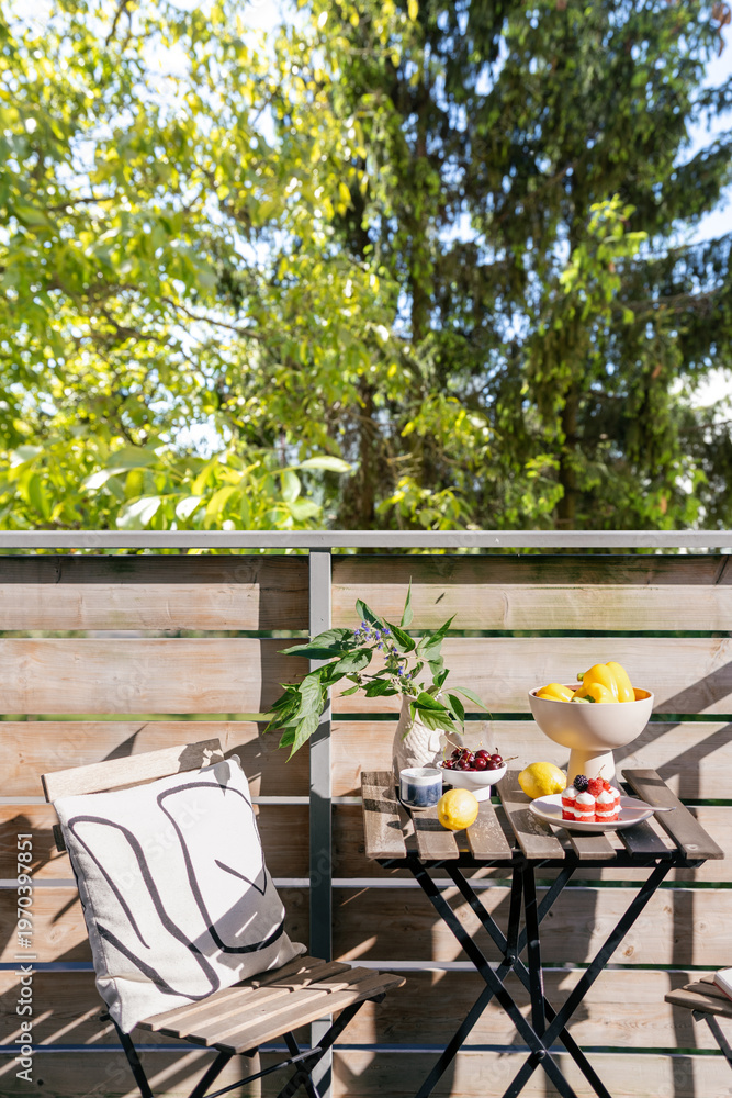 Obraz premium Bright balcony setting with fruit and flowers for morning relaxation