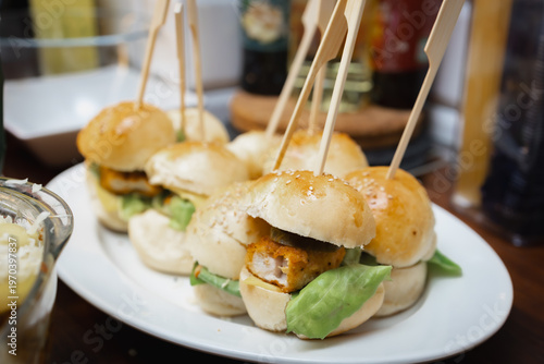 Obraz na plátně Mini burgery na przyjęcie podane na stole