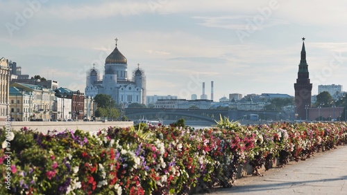 Foto Moscow city skyline with Cathedral of Christ the Saviour and Kremlin tower